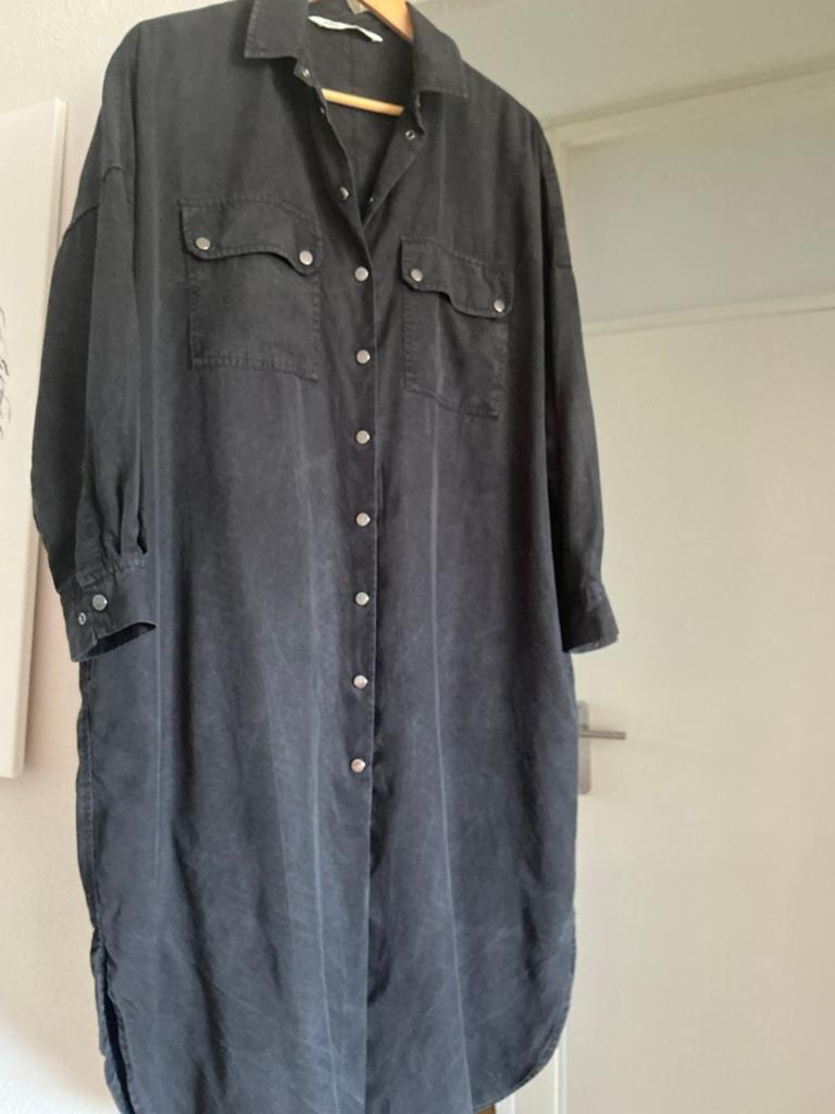 Lange doorknoopjurk 46/48, Kleding | Dames, Grote Maten, Ophalen of Verzenden, Zo goed als nieuw, Zwart, Jurk