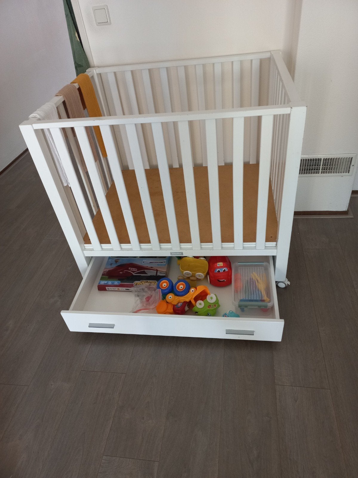Witte box met lade en wieltjes, Kinderen en Baby's, Ophalen, Gebruikt, Vierkant, Wieltjes