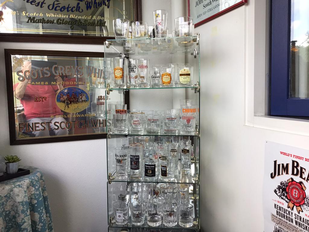 Grote collectie diverse whisky glazen + vitrinekast gratis, Verzamelen, Ophalen, Gebruikt, Borrel- of Shotglas