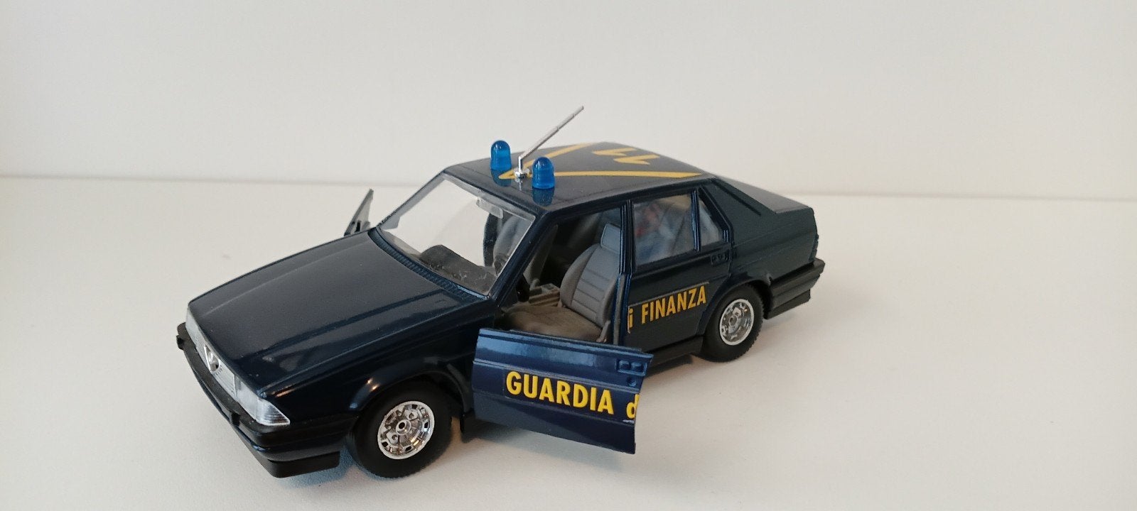 Alfa Romeo 75 Guardia Financia. Bburago, Ophalen of Verzenden, Nieuw, Auto, Bburago