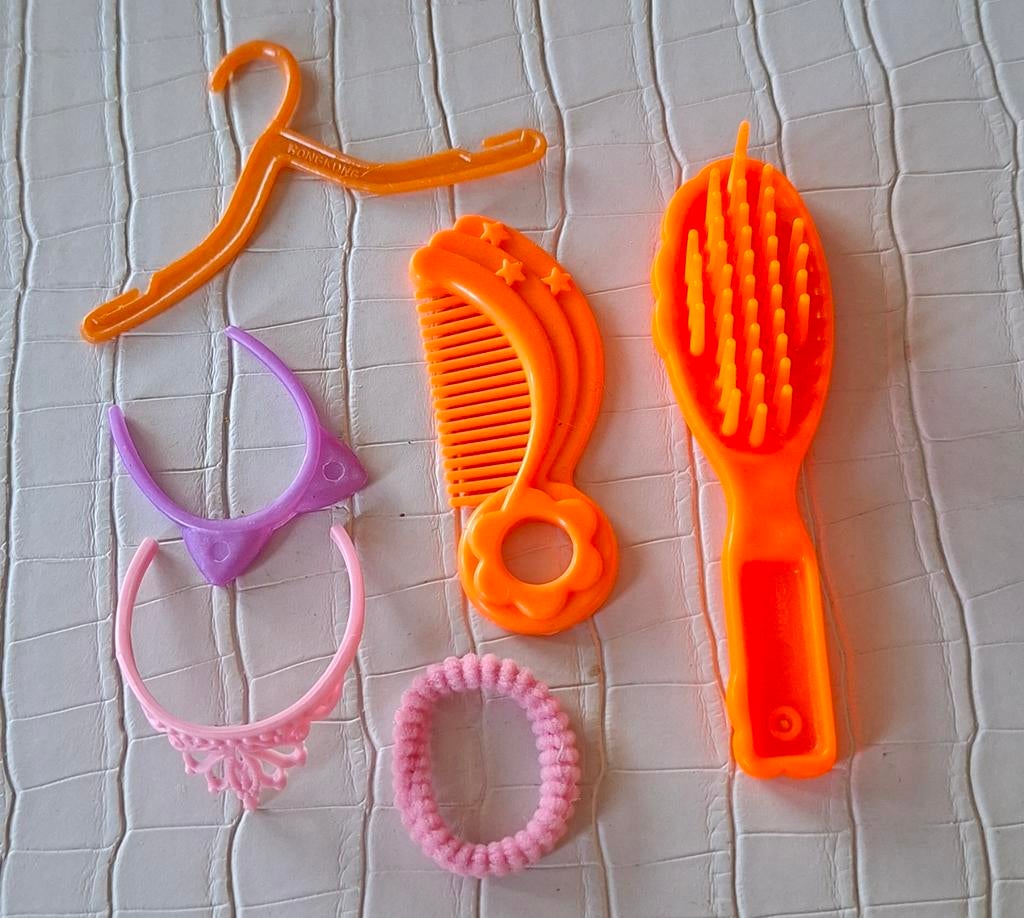 Barbie accessoires set: borstel, kam, kledinghanger, diadeem, Kinderen en Baby's, Speelgoed | Poppen, Ophalen of Verzenden, Gebruikt