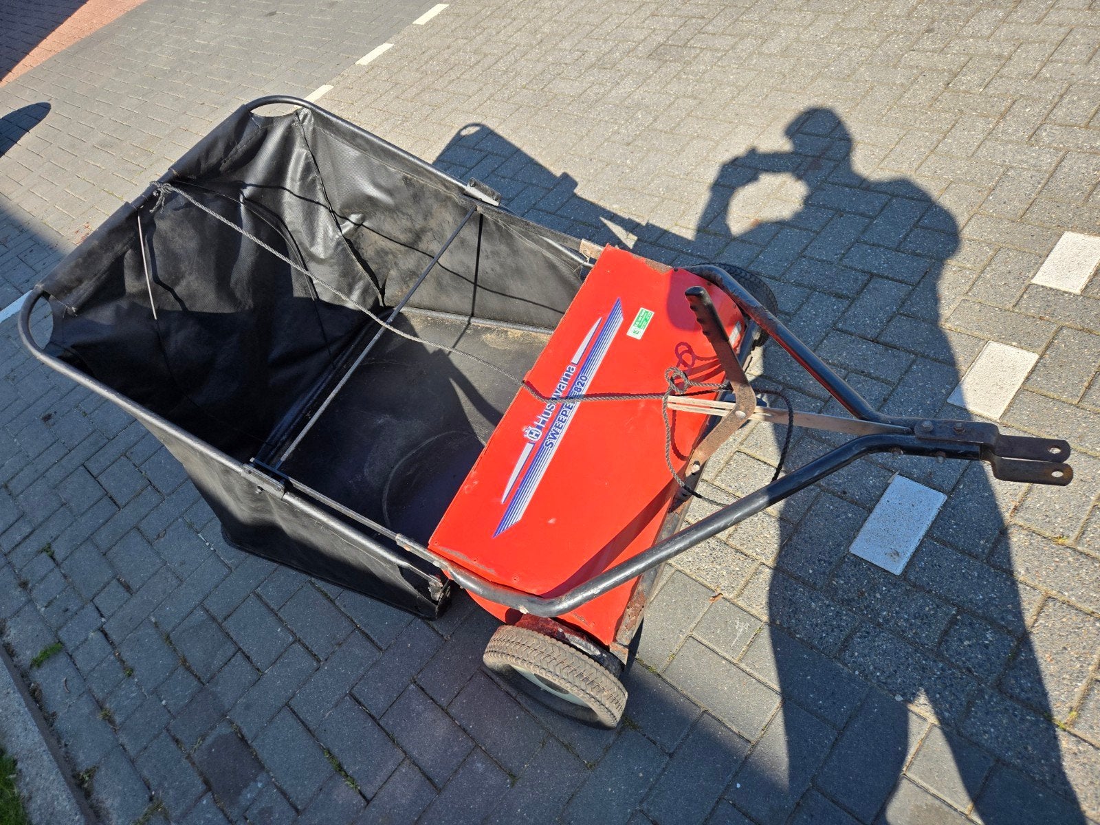 Husqvarna sweeper veegmachine, Ophalen