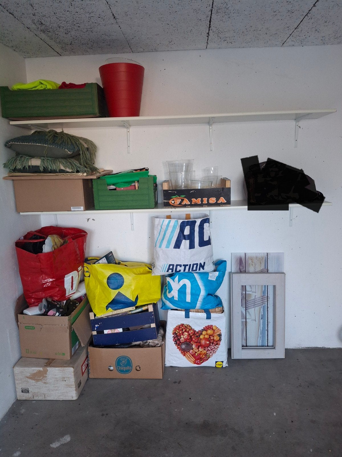 vele tassen en dozen rommelmarkt spulletjes, Ophalen