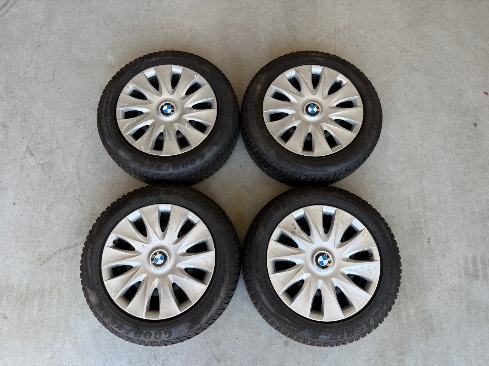 Setje Goodyear All-Season Banden + BMW Wieldoppen 205/60R16, Ophalen, Gebruikt, 16 inch, Banden en Velgen