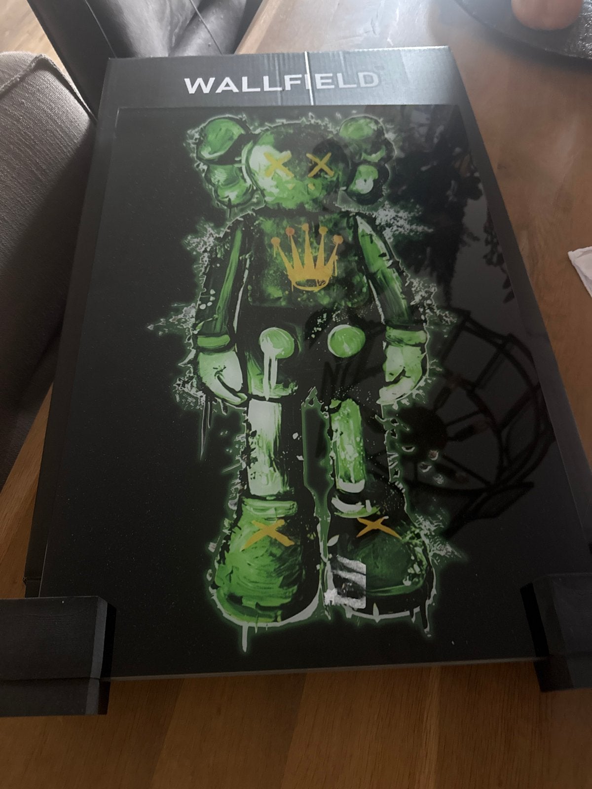 Wallfield Glas Schilderij Rolex Kaws 40x60cm Nieuw, Antiek en Kunst, Ophalen of Verzenden, Glas, Achter glas, Overig onderwerp