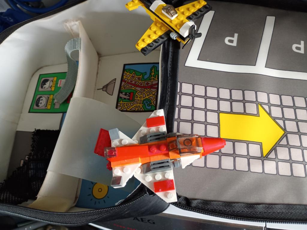 Lego speeltas met 2 zo goed als nieuwe vliegtuigjes, Kinderen en Baby's, Speelgoed | Duplo en Lego, Gebruikt, Lego, Overige typen