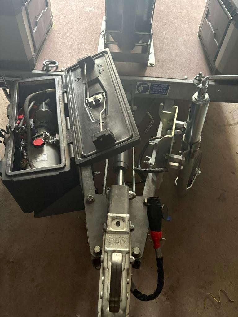Hydraulische afzinkbare motortrailer, Ophalen of Verzenden, Zo goed als nieuw