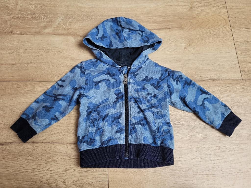 D&G blauw legerprint vestje maat 6/9 mnd (68/74) ~ BL3002, Kinderen en Baby's, Babykleding | Maat 68, Gebruikt, Truitje of Vestje