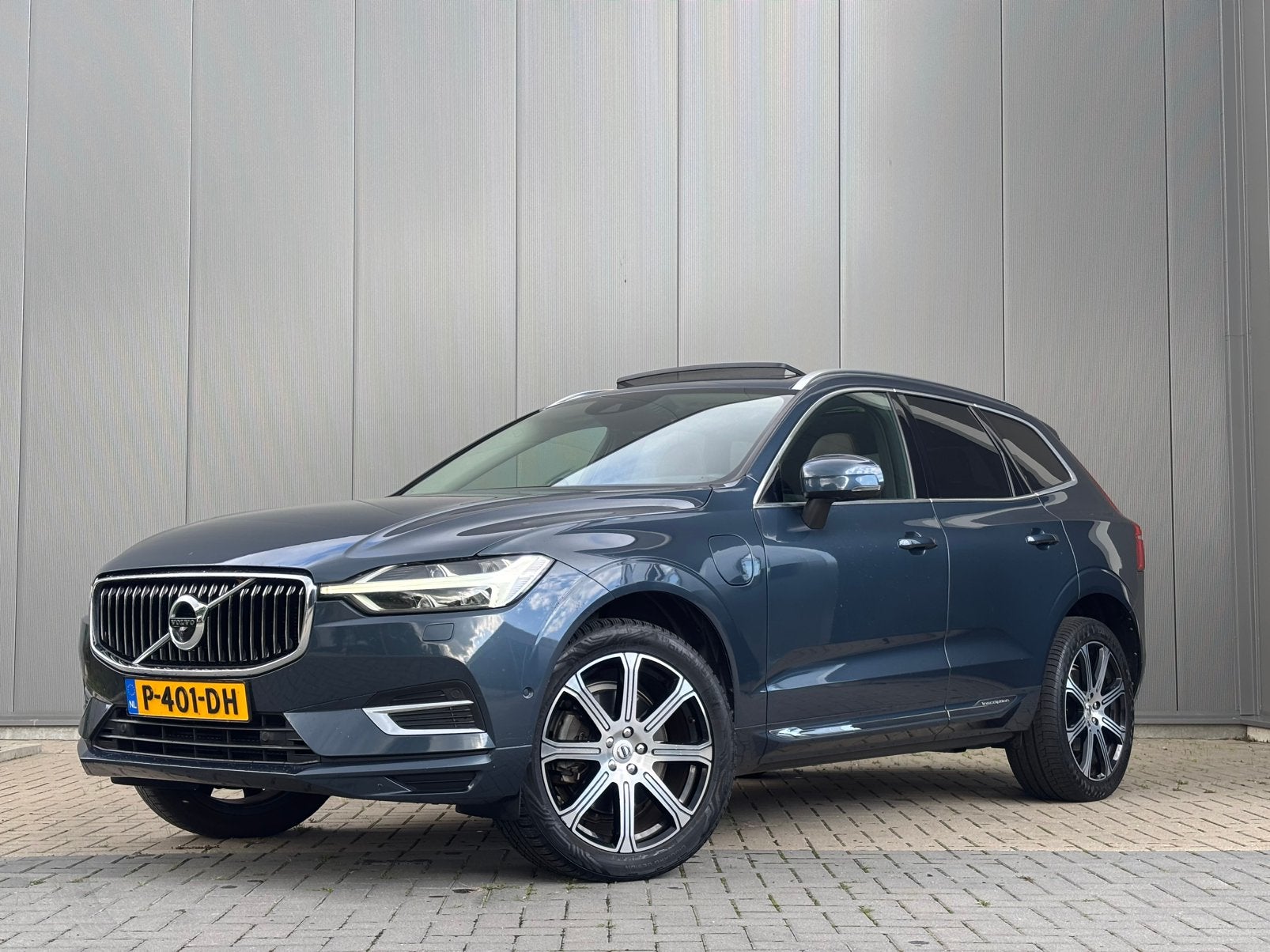 Volvo XC60 T8 Twin Engine 407pk Geartronic AWD Plug-in, Auto's, Automaat, Dealer onderhouden, 1969 cc, Bruin