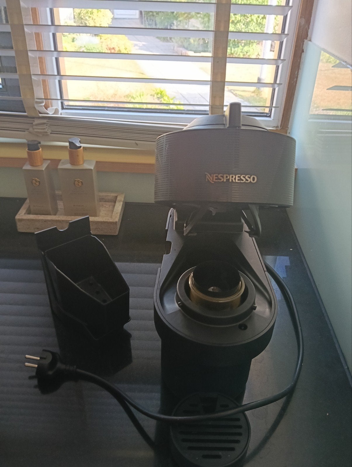 Nespresso Vertuo koffiemachine - Zo goed als nieuw, Koffiemachine, Ophalen of Verzenden, Zo goed als nieuw, Koffiepads en cups