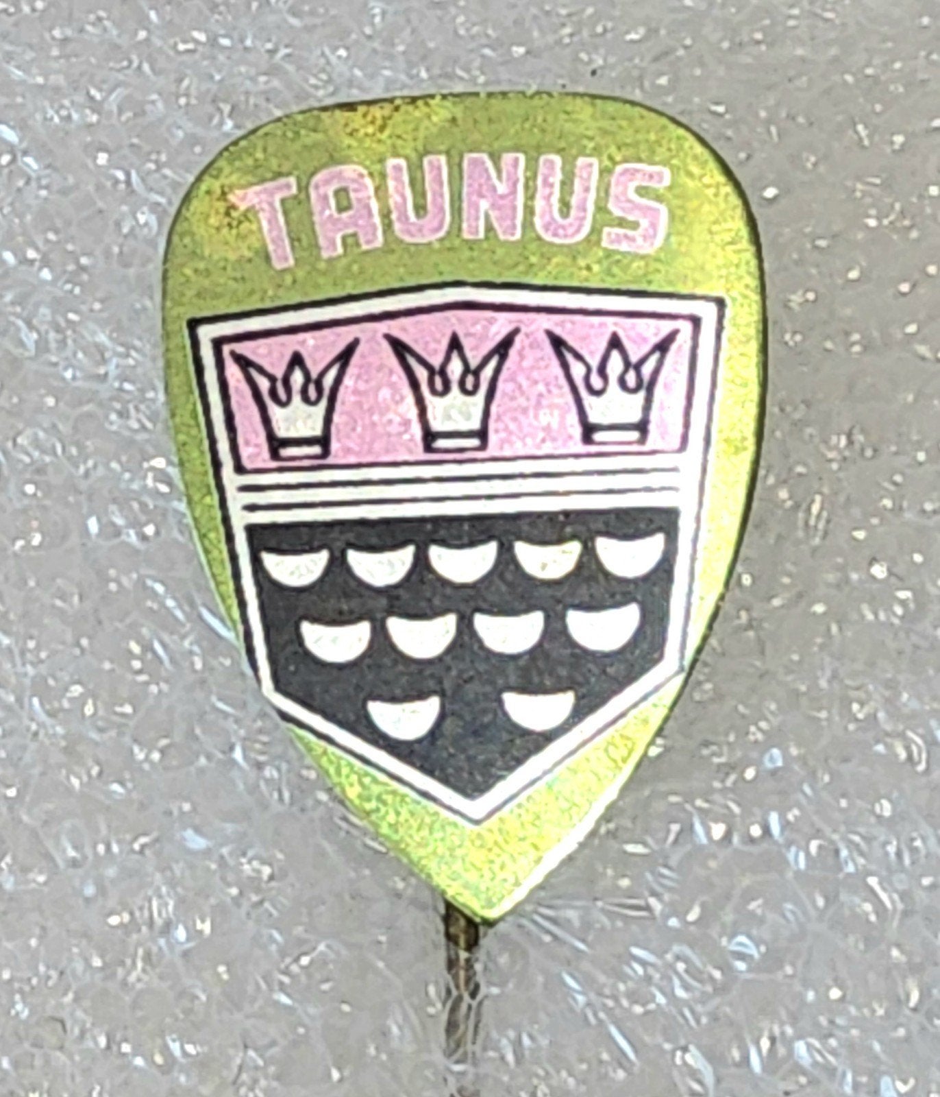 Vintage Speldje Taunus Wapen met Kronen, Ophalen of Verzenden, Gebruikt, Stad of Land, Speldje of Pin