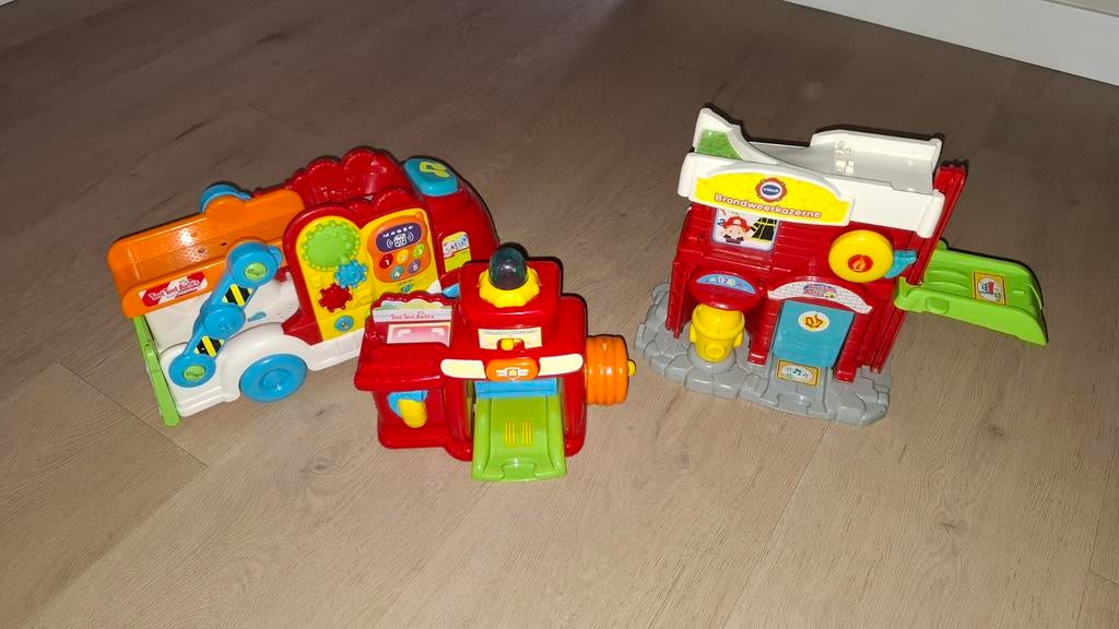 VTech Toet Toet: 2x Brandweerkazerne en autoambulance, Ophalen of Verzenden, Gebruikt, Jongen of Meisje