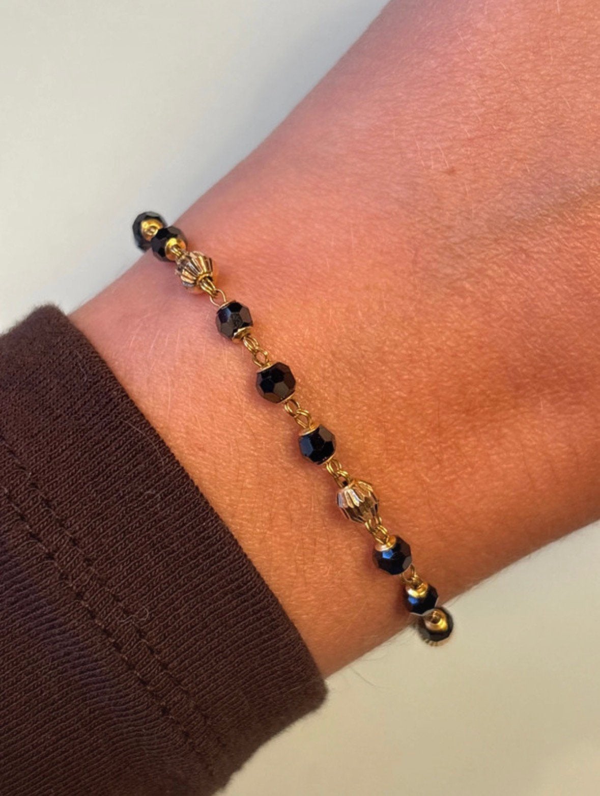 Vintage 14 karaat gouden armband met zwarte glaskralen., Verzenden, Zo goed als nieuw, Met bedels of kralen, Goud