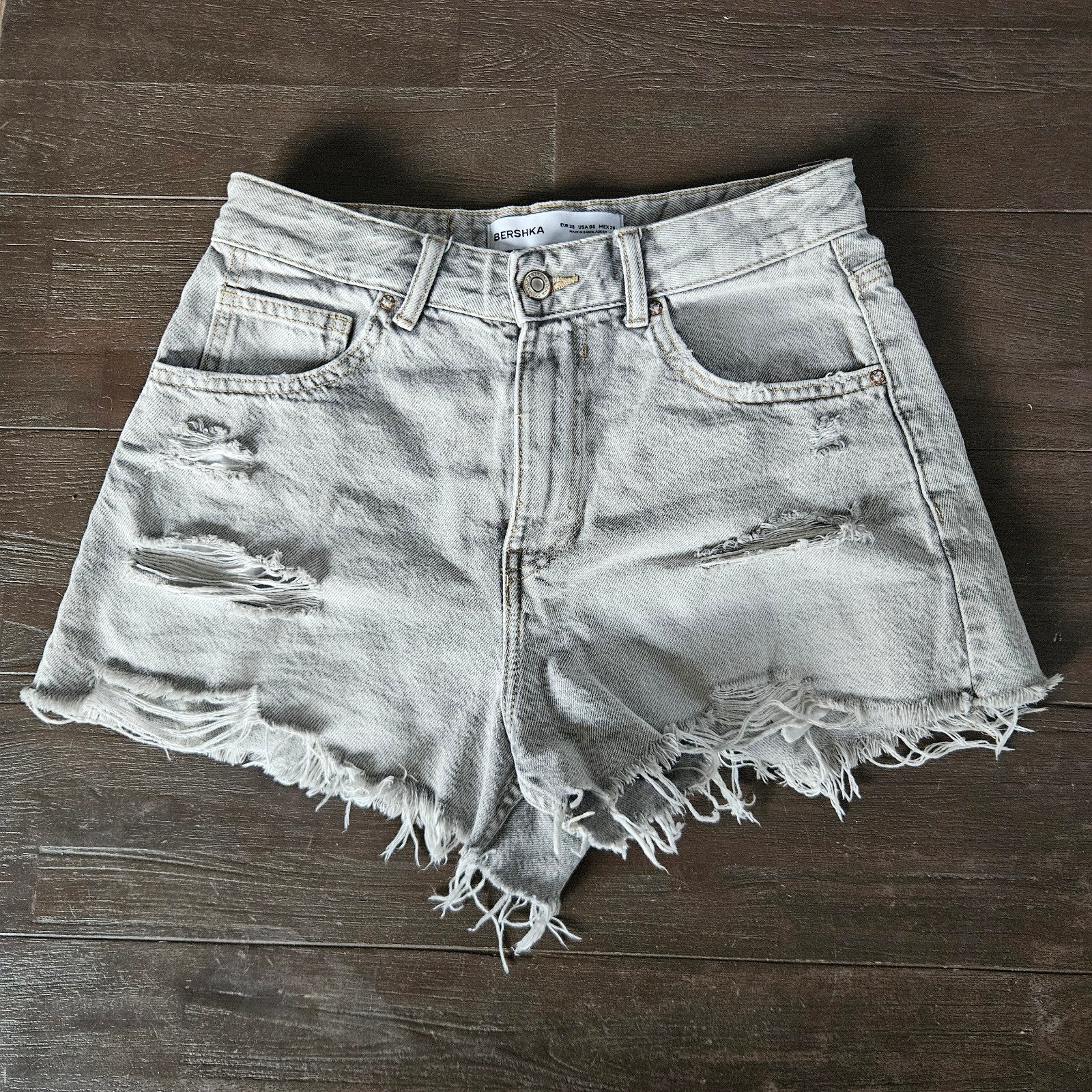 Bershka grijze denim shorts met scheuren, maat 38, Kleding | Dames, Broeken en Pantalons, Maat 38/40 (M), Kort, Grijs, Gedragen