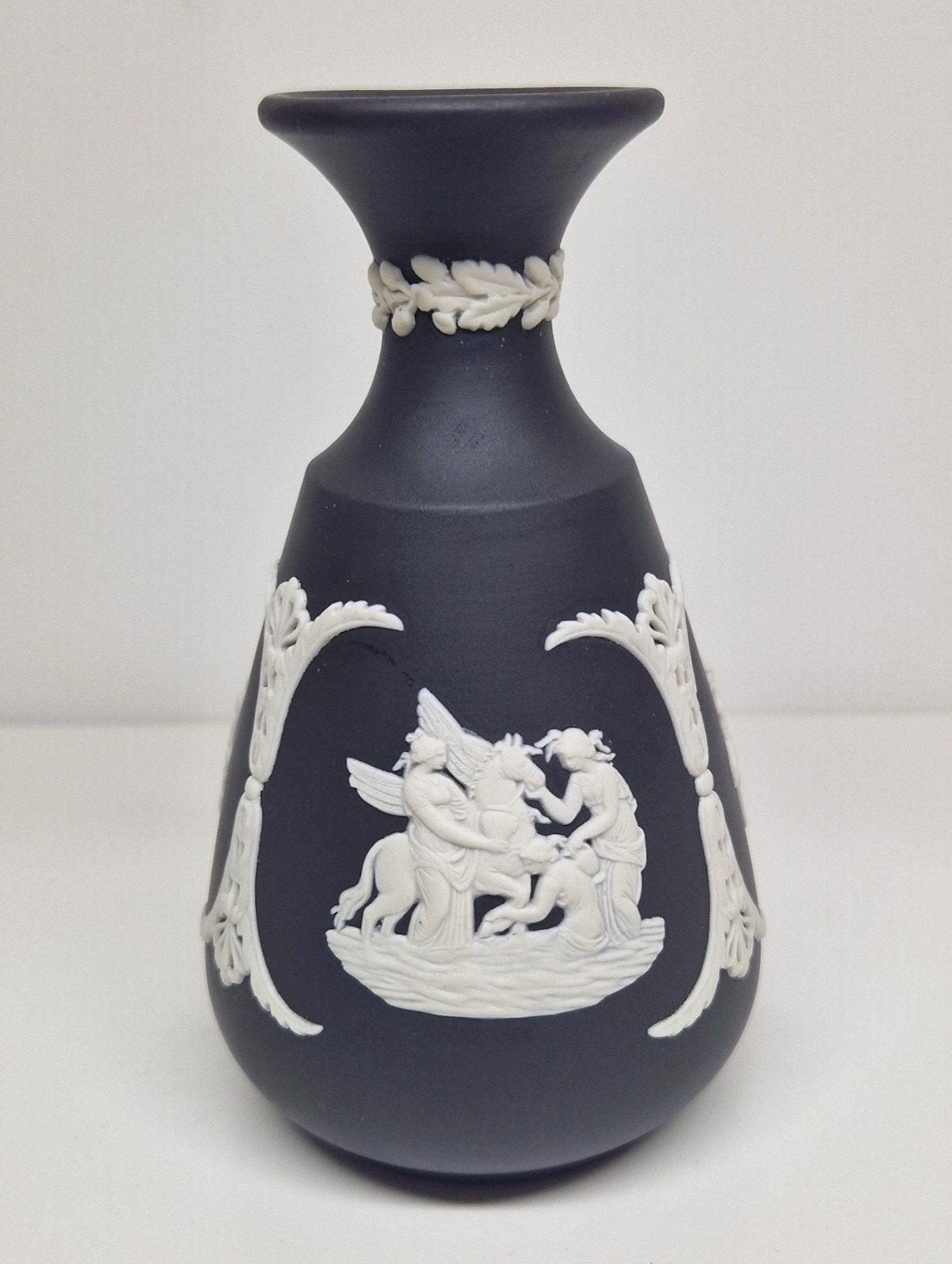 Wedgewood Black Jasperware keramiek vaasje, Engeland 1970., Ophalen
