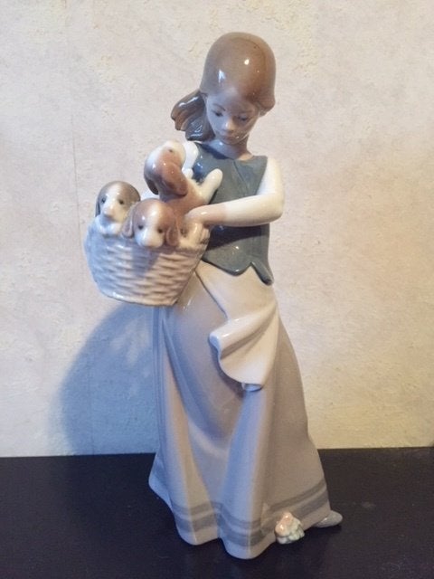 Lladro 1311 Meisje met puppies in de mand, Ophalen of Verzenden, Zo goed als nieuw, Mens