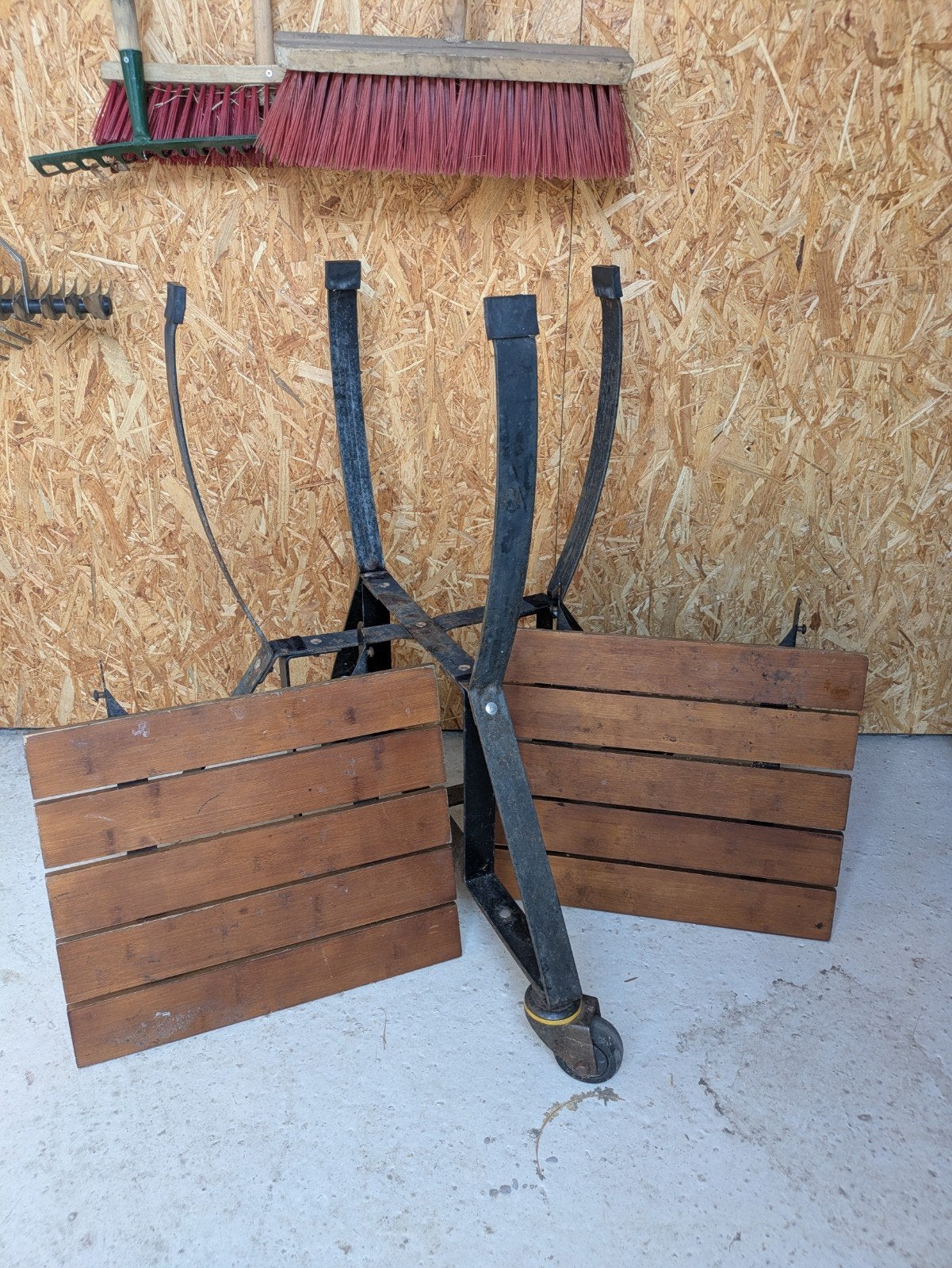 Kamado Basterd BBQ onderstel met houten zijplanken, Tuin en Terras, Barbecue-accessoires, Ophalen, Gebruikt
