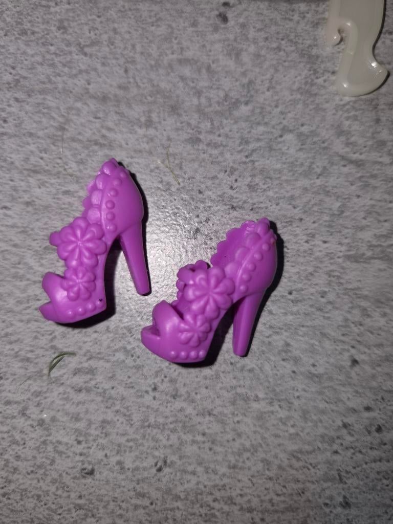 Paarse Barbie hakken met bloemendetail, Verzamelen, Poppen, Ophalen of Verzenden