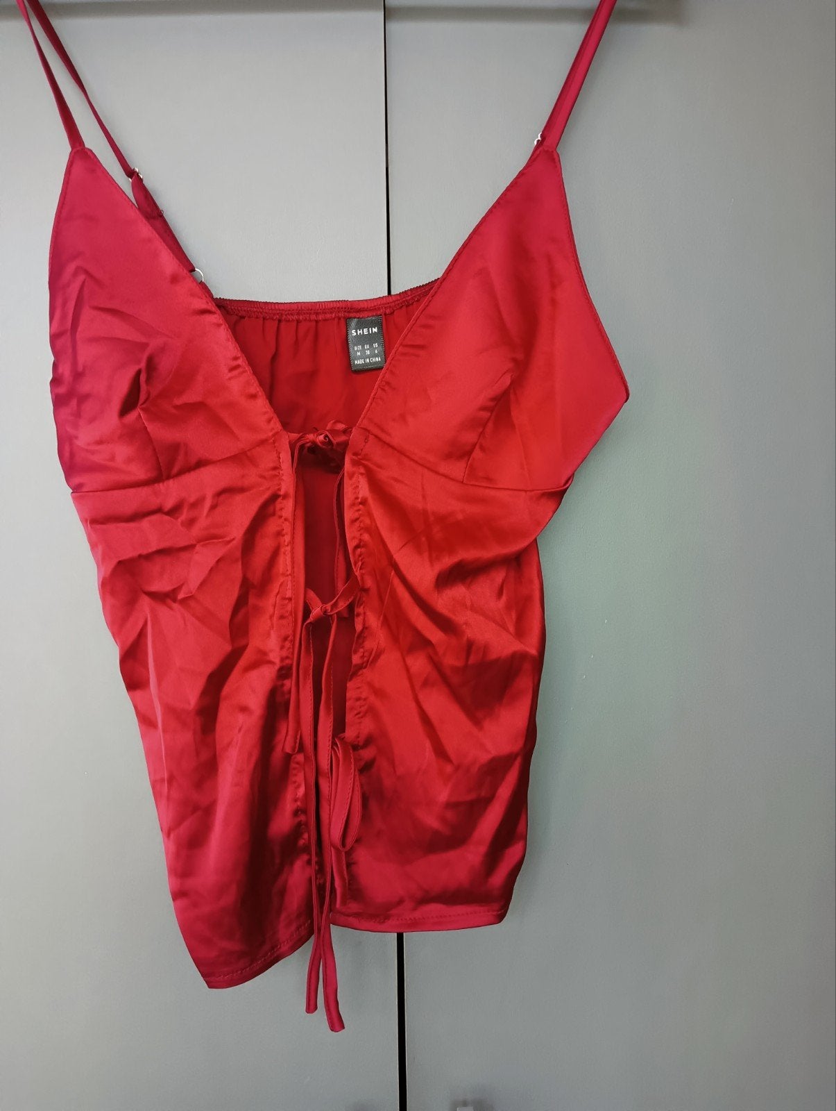 Glanzend topje van Shein mt M in rood met lintjes, Maat 38/40 (M), Ophalen of Verzenden, Zo goed als nieuw, Zonder mouw