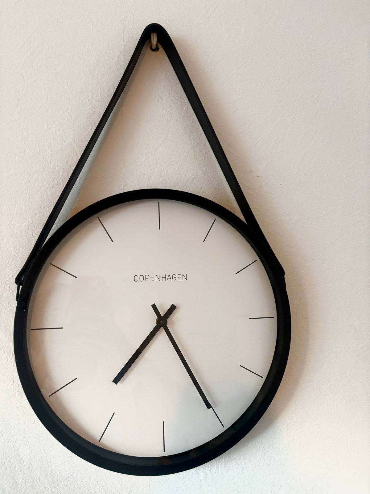 Minimalistische wandklok met ophangband – Zwart/Wit, Ophalen, Wandklok, Analoog, Zo goed als nieuw