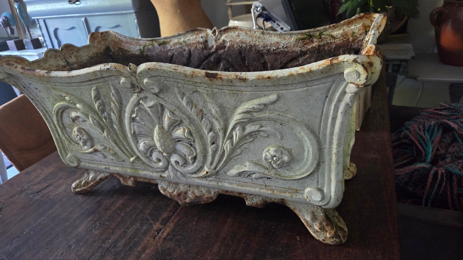 Antieke grote zware gietijzeren tuinvaas jardinière
61 cm la, Antiek en Kunst, Curiosa en Brocante, Ophalen