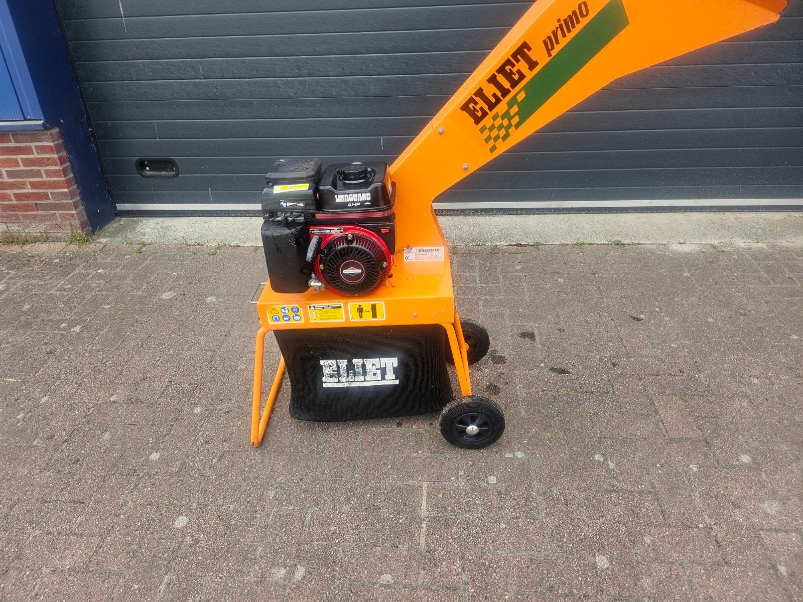 Hakselaar Houtversnipperaar Eliet, Ophalen