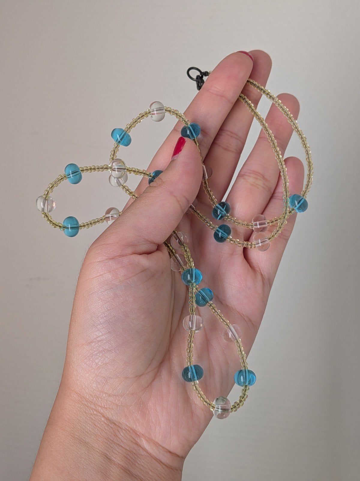 Kralenketting met blauwe en transparante kralen, Ophalen of Verzenden, Zo goed als nieuw, Blauw, Overige materialen