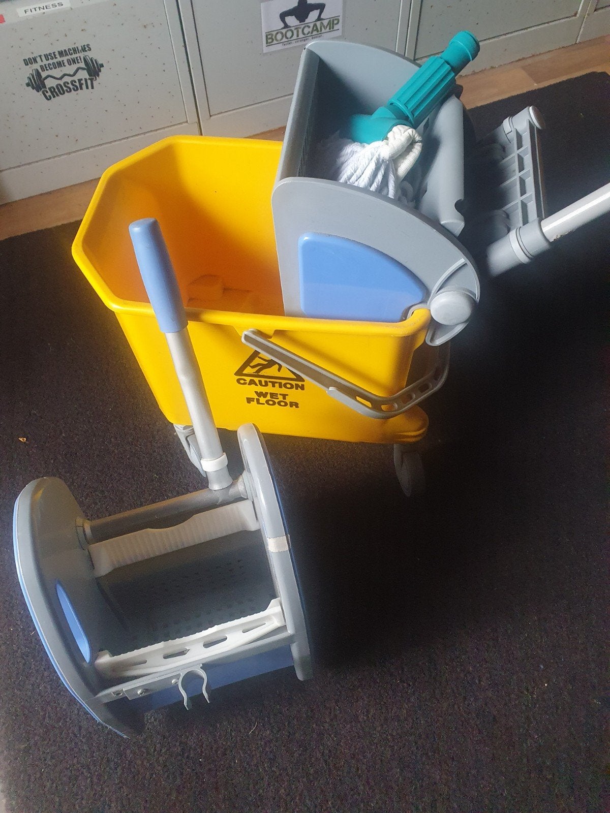 Mobwagen met wringer en mop - Gele dweilemmer op wielen, Ophalen, Dweilemmer, -bak, of -wagen