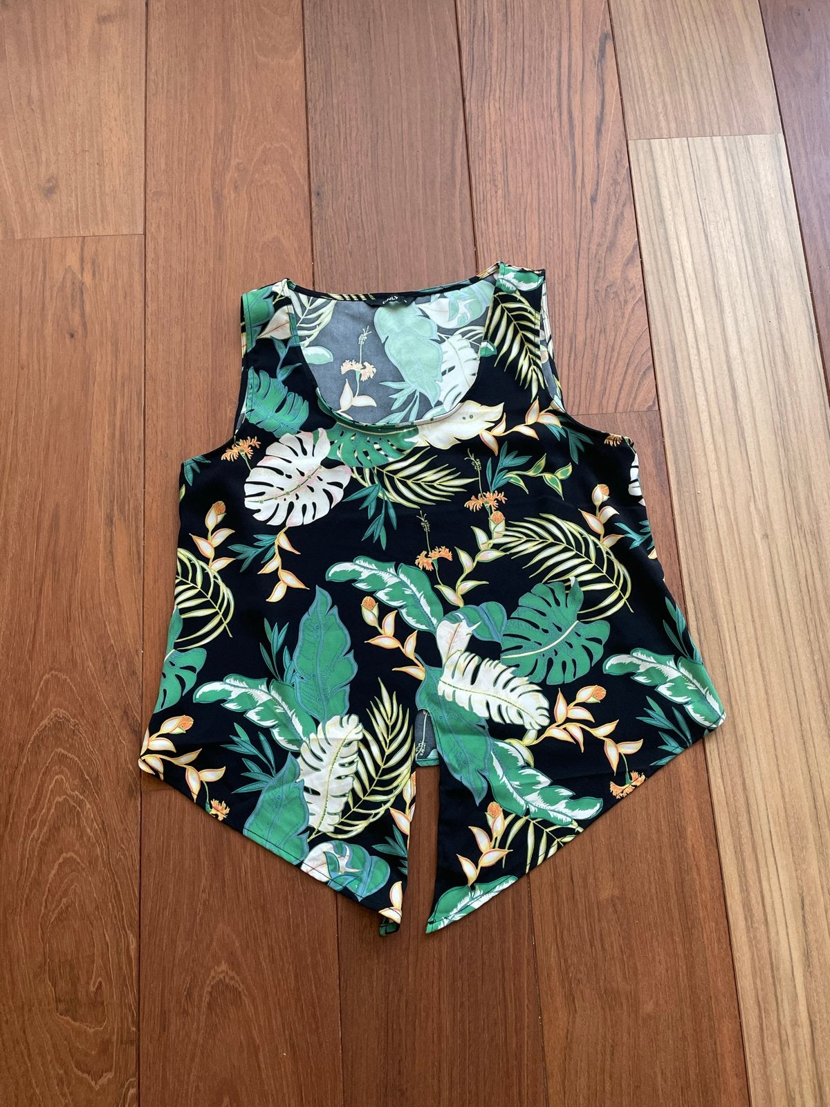 Only top met tropische print en split achterkant, Maat 38/40 (M), Verzenden, Zo goed als nieuw, Zonder mouw