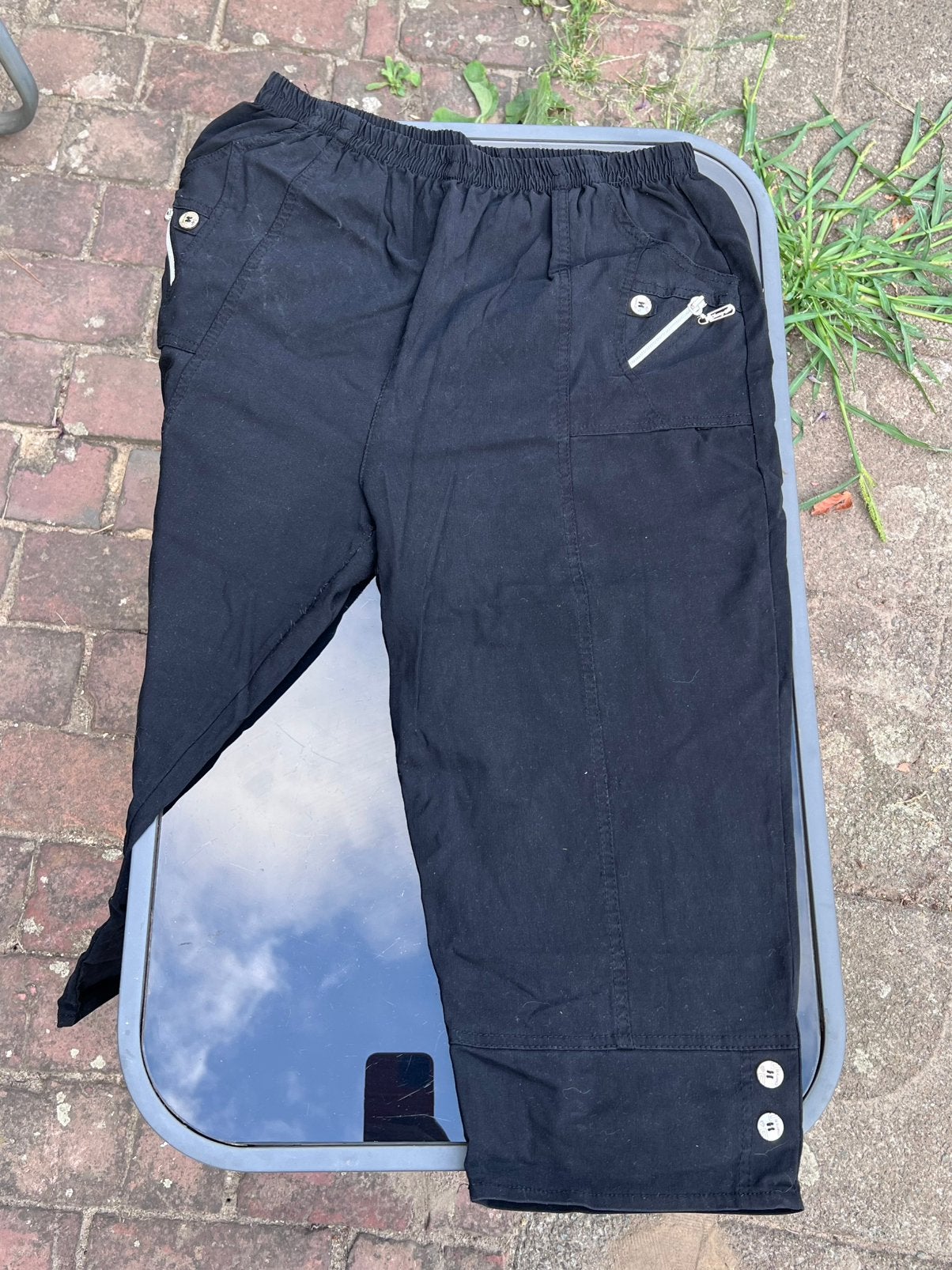 Zwarte driekwart broek met ritsdetails maat 38, Maat 38/40 (M), Zwart, Ophalen of Verzenden, Zo goed als nieuw