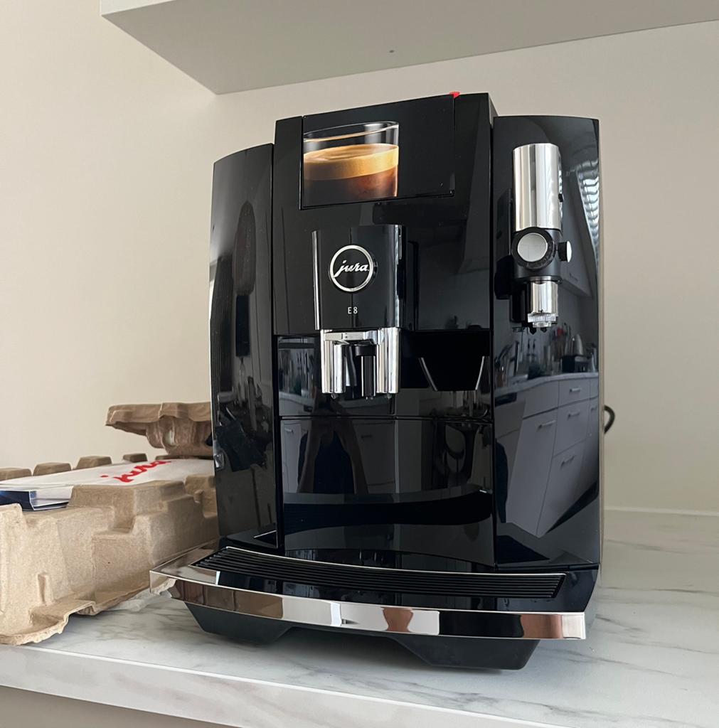 Jura E8 EB koffiemachine (nieuw!!!), Witgoed en Apparatuur, Koffiezetapparaten, Afneembaar waterreservoir, 10 kopjes of meer, Ophalen of Verzenden