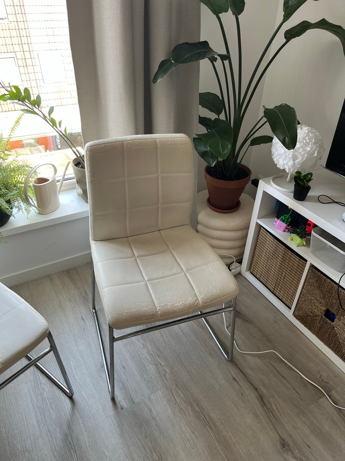 2x Witte eetkamerstoelen met metalen onderstel, Ophalen, Gebruikt, Twee, Wit