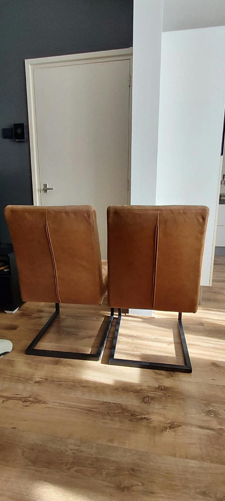Elegante zwarte ronde eettafel met 2 cognac stoelen, Ophalen, Modern, industrieel, Rond, Tot twee personen