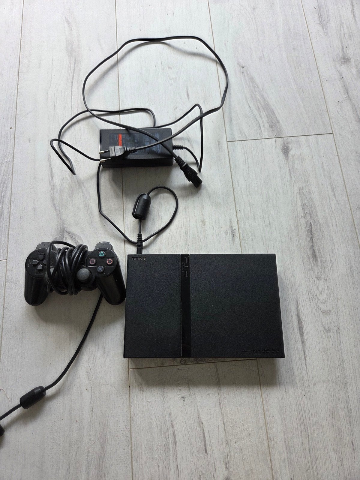 Sony PlayStation 2 Slim met controller en kabels, Spelcomputers en Games, Spelcomputers | Sony PlayStation 2, Gebruikt, Zwart