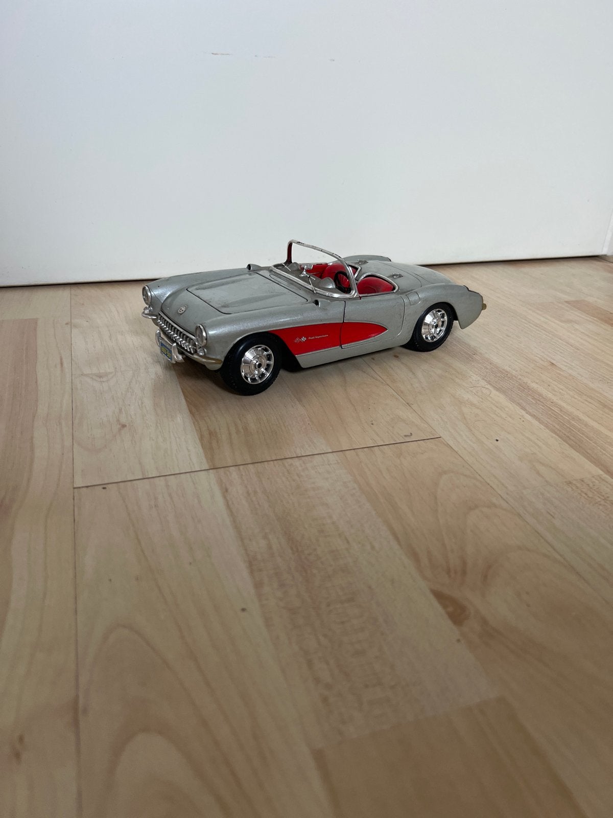 Modelauto Chevrolet Corvette 1957 - Zilver/Rood, Overige merken, Gebruikt, Auto, 1:32 tot 1:50