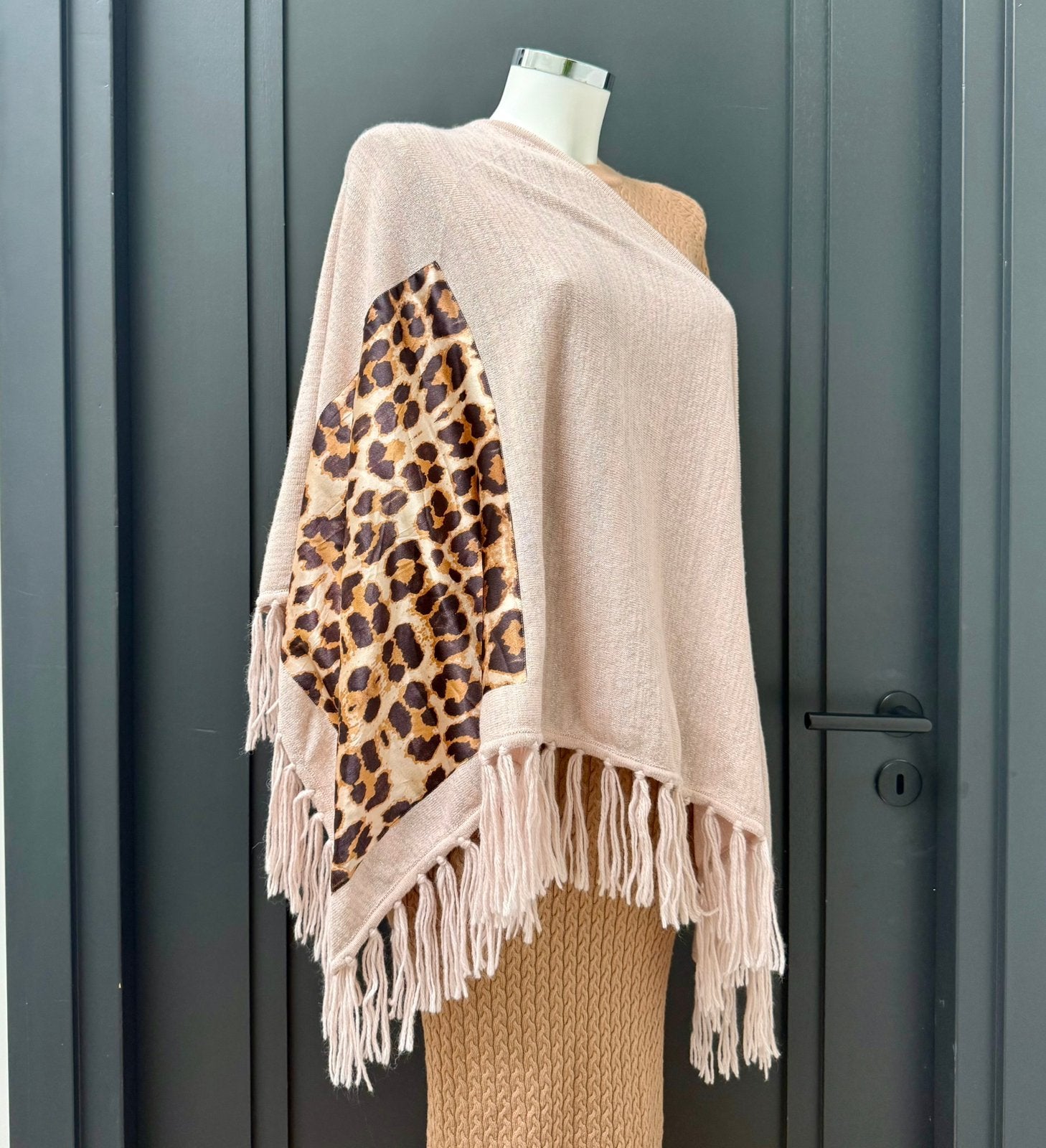 Much Gusto kasjmier & wol mix lichtroze sjaal / omslagdoek, Kleding | Dames, Ophalen of Verzenden, Nieuw, Sjaal
