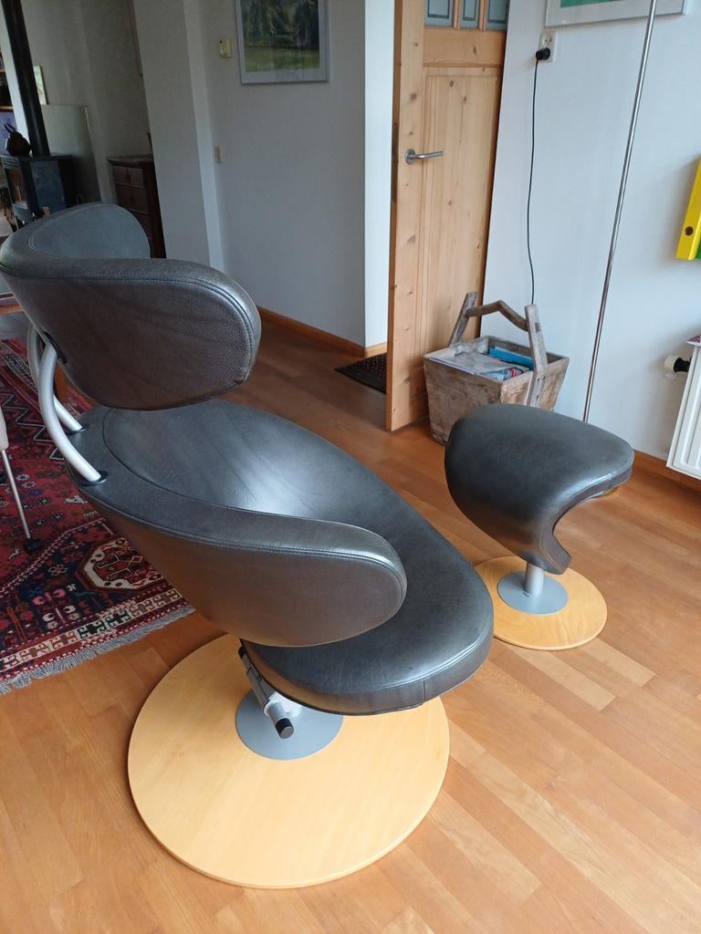 Design Relaxfauteuil met Voetenbank - Leer & Hout, Huis en Inrichting, Fauteuils, Gebruikt, 75 tot 100 cm, Ophalen of Verzenden