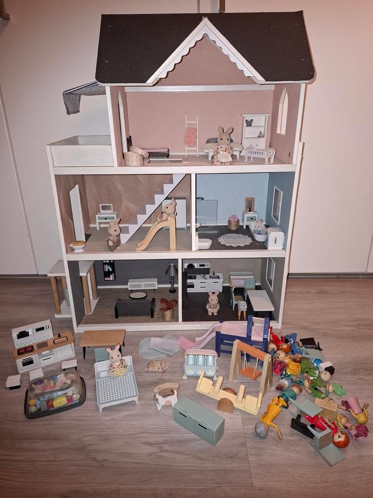 Poppenhuis met veel toebehoren, Ophalen, Zo goed als nieuw, Poppenhuis
