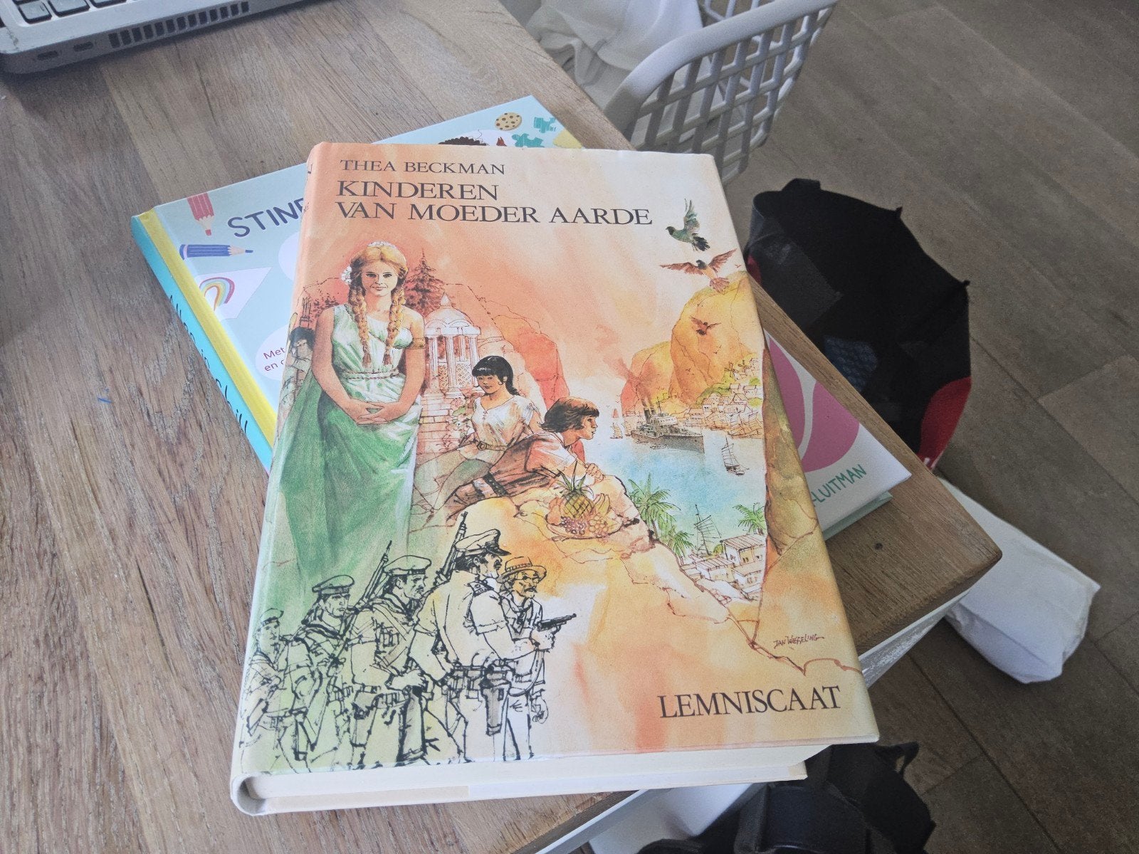 Kinderen van Moeder Aarde - Thea Beckman (deel 1) hardcover, Boeken, Ophalen of Verzenden, Zo goed als nieuw, Thea Beckman, Nederland