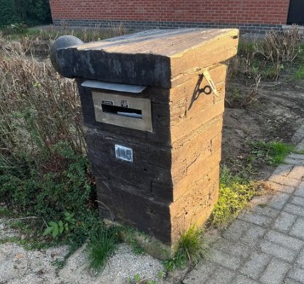 Gratis Authentieke Robuuste zelfgemaakte brievenbus, Tuin en Terras, Ophalen, Gebruikt, Hout, Staande brievenbus