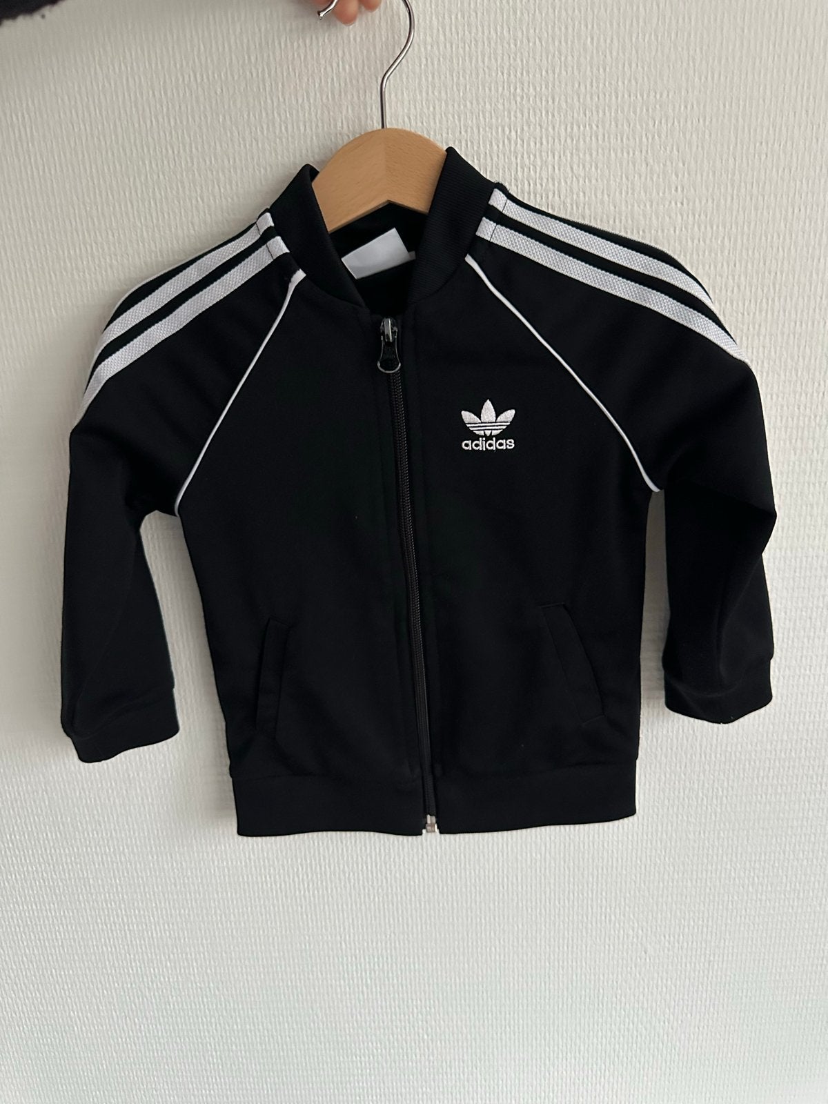 Adidas trainingspakje voor baby's (maat 86), Ophalen of Verzenden, Zo goed als nieuw, Jongetje of Meisje, Setje