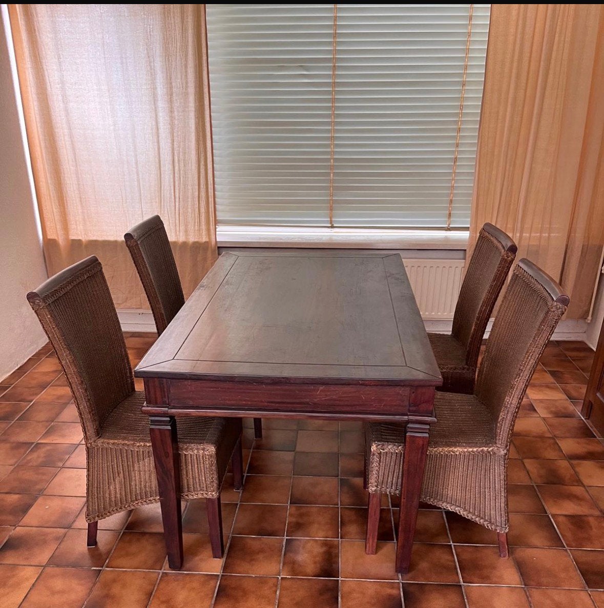 Mooi antiek tafel met stoelen, Ophalen