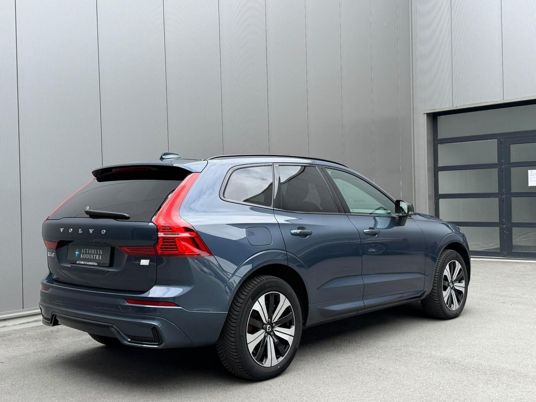 Volvo XC60 2.0 T6 Plug-in hybrid AWD Plus Dark Panorama|H/K, Auto's, Automaat, Gebruikt, 2063 kg, 4 cilinders