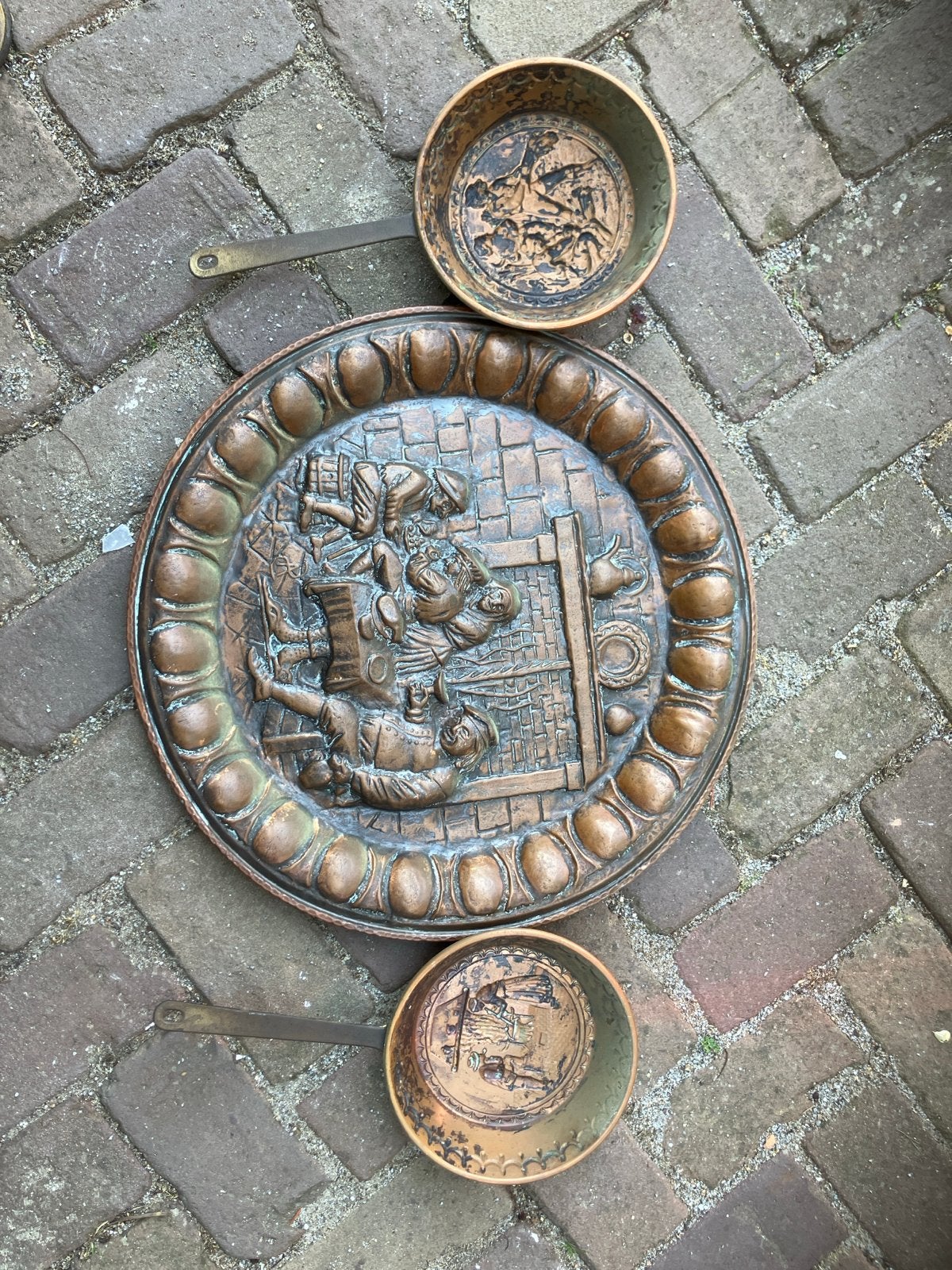 Antieke Koperen Plaat en Pannetjes met Reliëf, Ophalen, Koper
