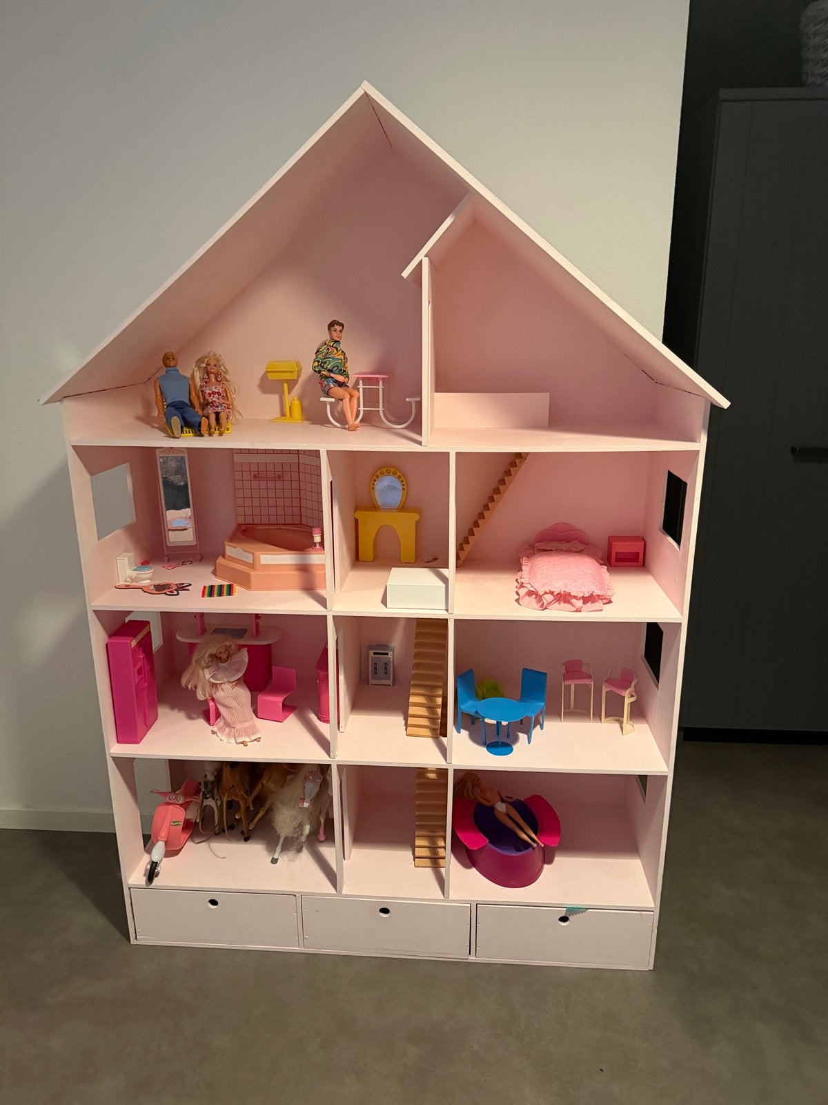 Groot Roze Poppenhuis met Meubels en Barbies, Ophalen, Gebruikt, Poppenhuis
