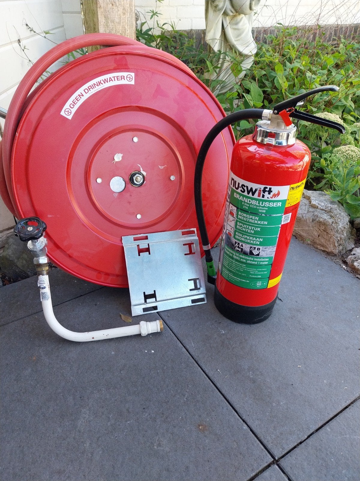 Brandblusser en brandslanghaspel met muurbevestiging, Huis en Inrichting, Ophalen