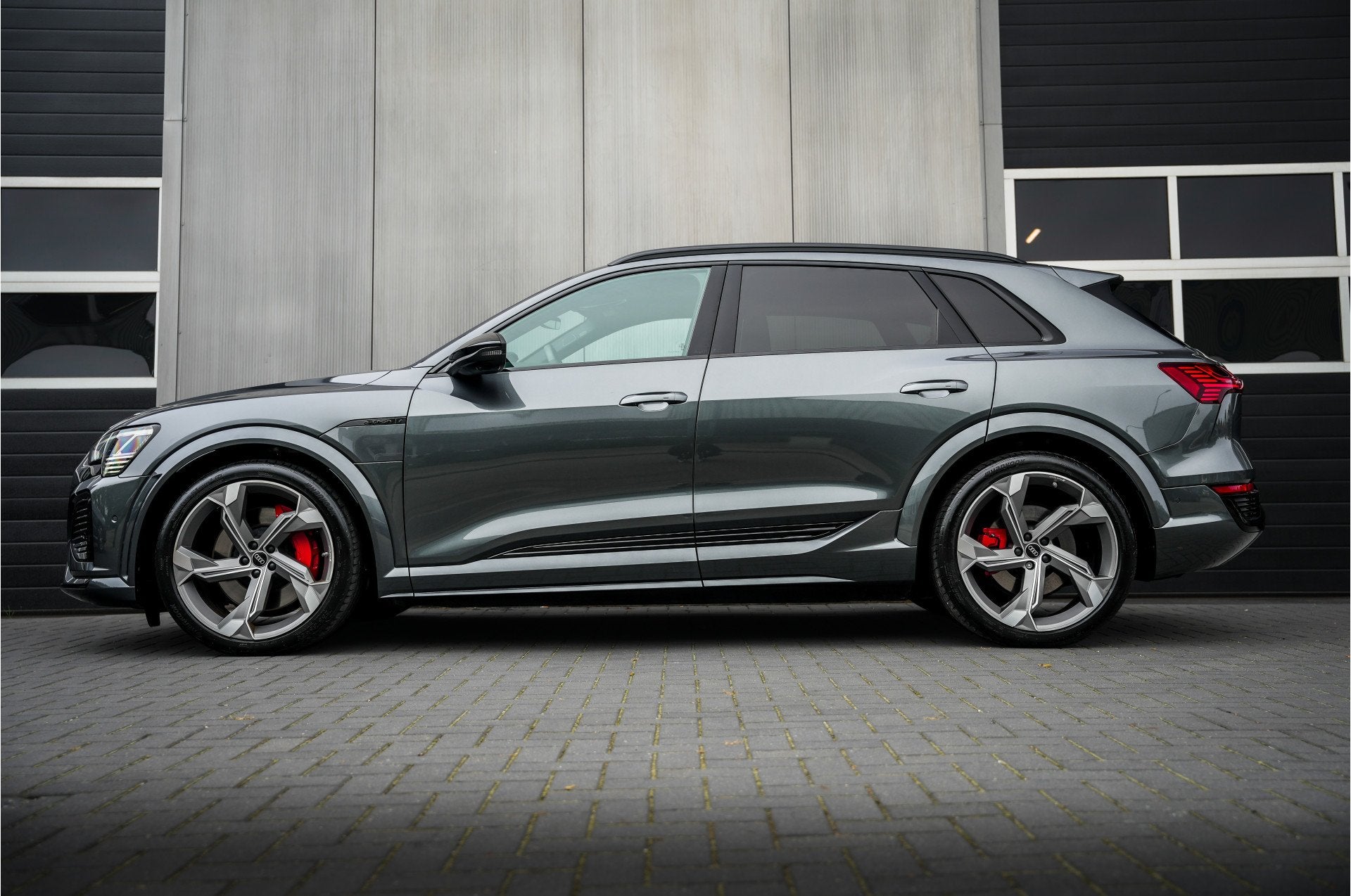 Audi SQ8 e-tron Quattro 115 kWh 503 pk / BTW-Auto/ Lucht-Ver, Auto's, Automaat, Dealer onderhouden, 2625 kg, Gebruikt