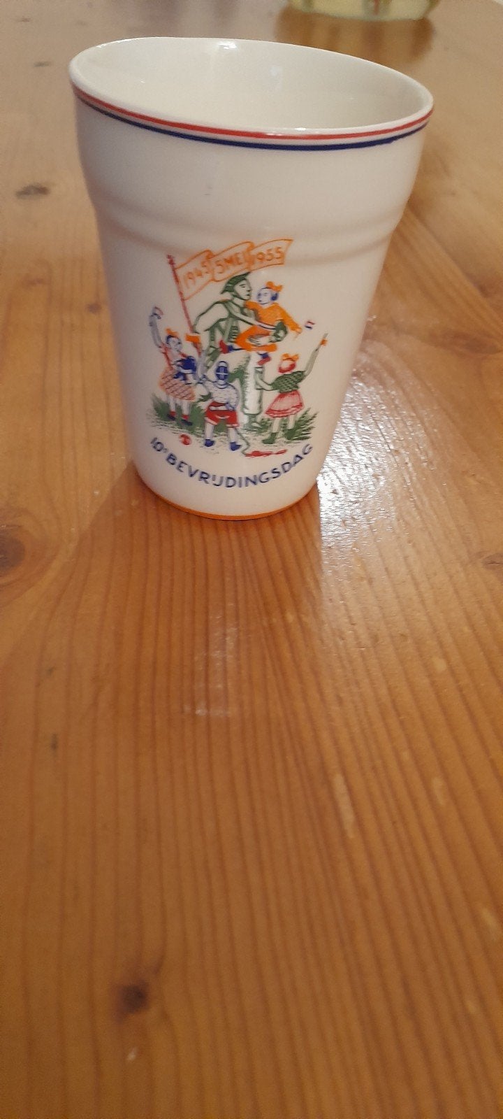 Vintage 10e Bevrijdingsdag Beker 1945-1955, Antiek en Kunst, Antiek | Porselein, Ophalen of Verzenden