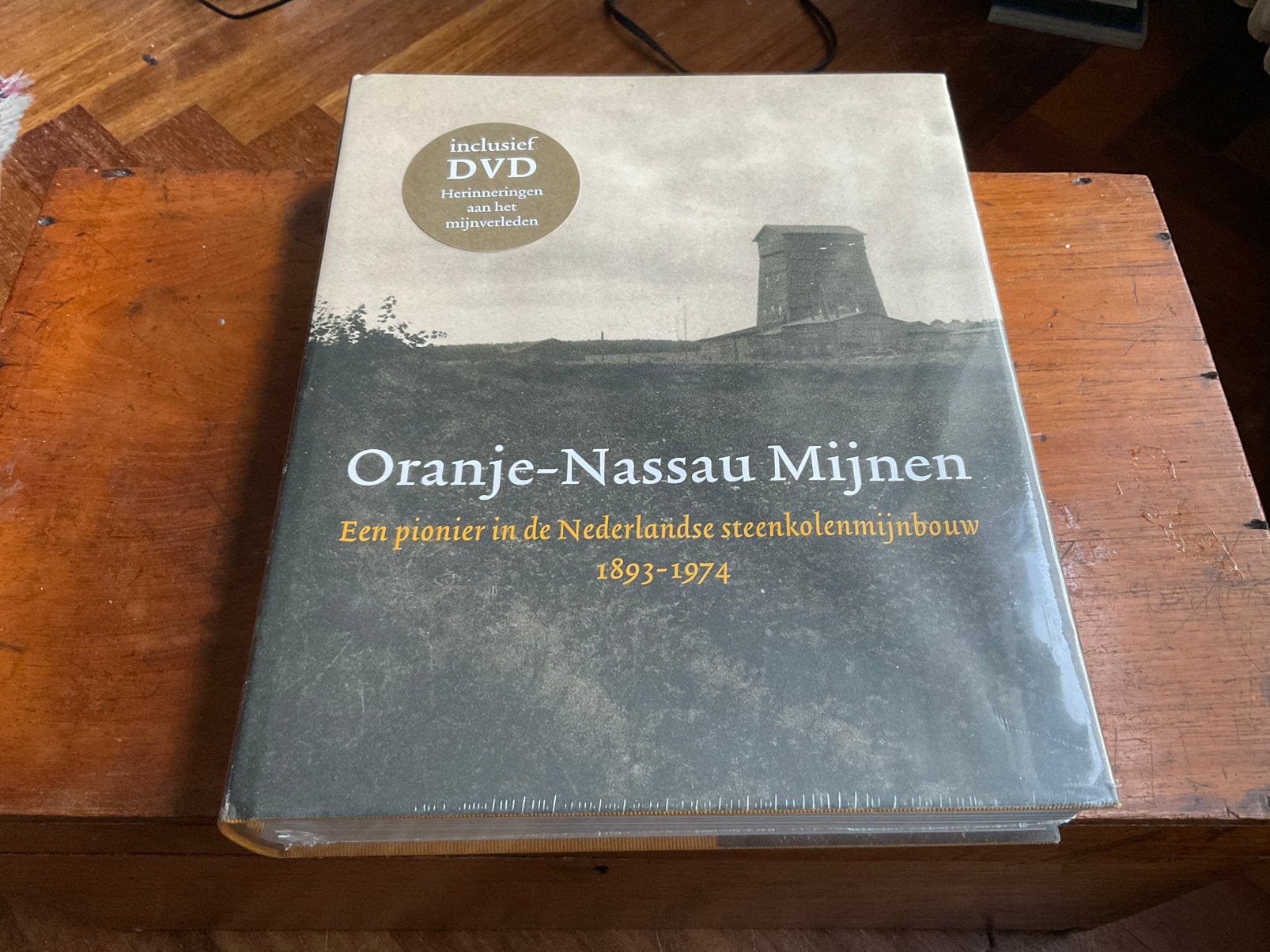 J. Peet - Oranje-Nassau Mijnen, incl.DVD, nieuw in folie, Boeken, Ophalen of Verzenden