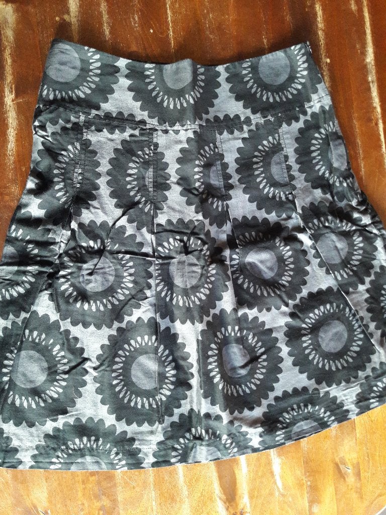 H&M Zwart-grijze gevoerde rok met bloemenprint mt 38, Kleding | Dames, Maat 38/40 (M), H&M, Ophalen of Verzenden, Zo goed als nieuw